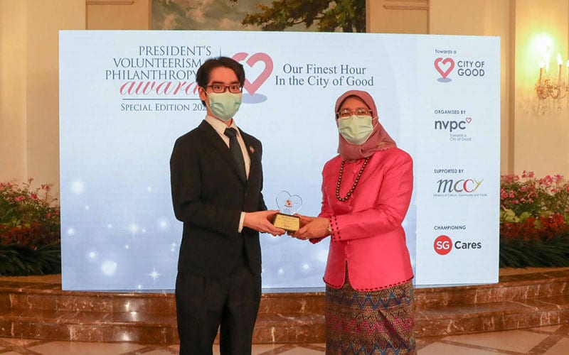 president's volunteerism and philanthropy awards man in black suit and back glasses and president in pink