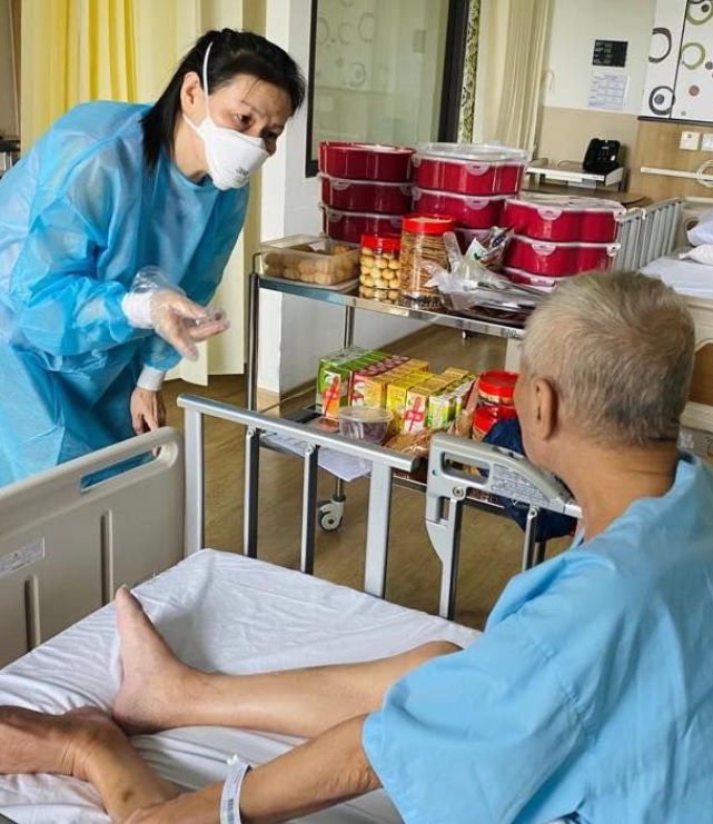 nurse or volunteer speaking to an assisi hospice patient 