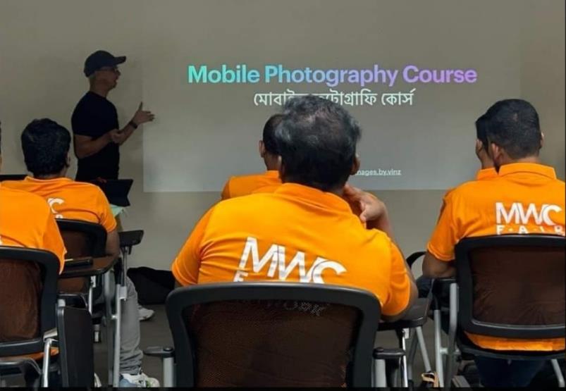 Jesuit Refugee Services volunteers conducting computer literacy workshops at Migrant Workers Centre for a class of migrant brothers.