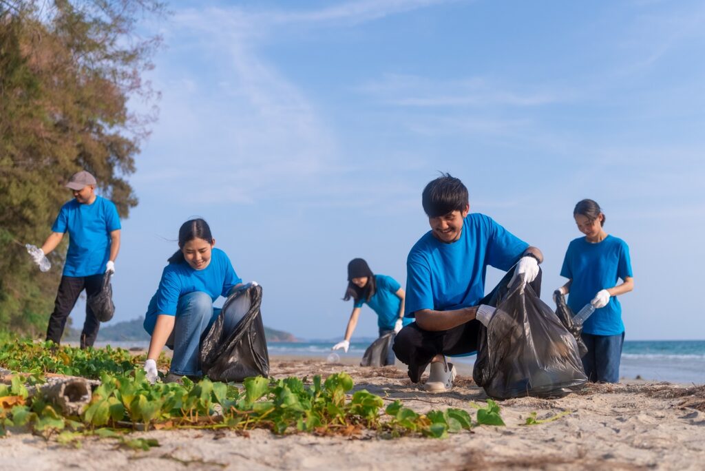 people picking up trash on beach 1024x684 1
