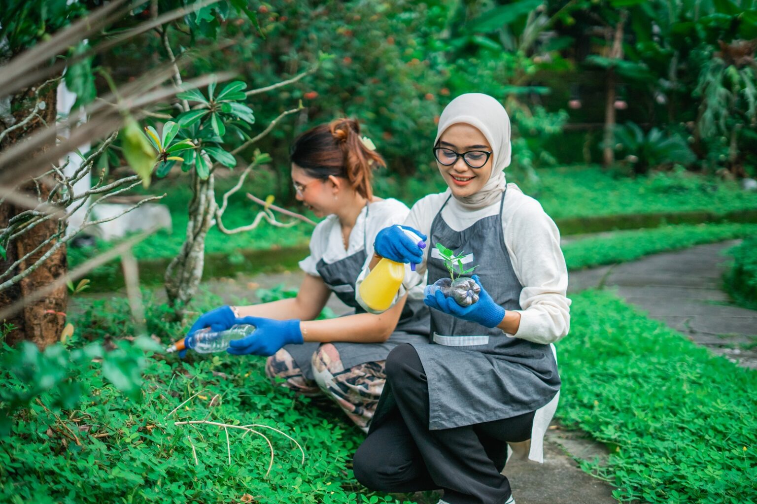 two women gardening 1536x1023 1