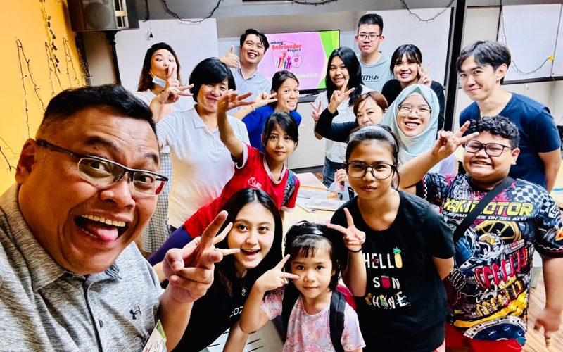 A group of volunteers and beneficiaries at Limbang