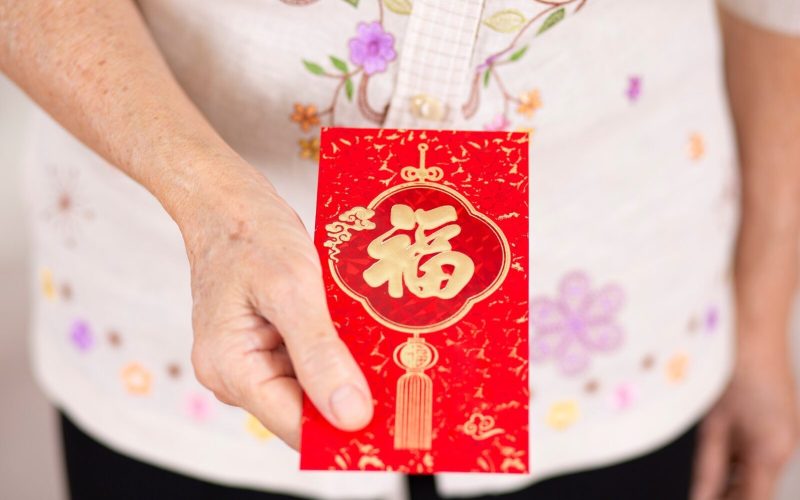 woman holding angbao